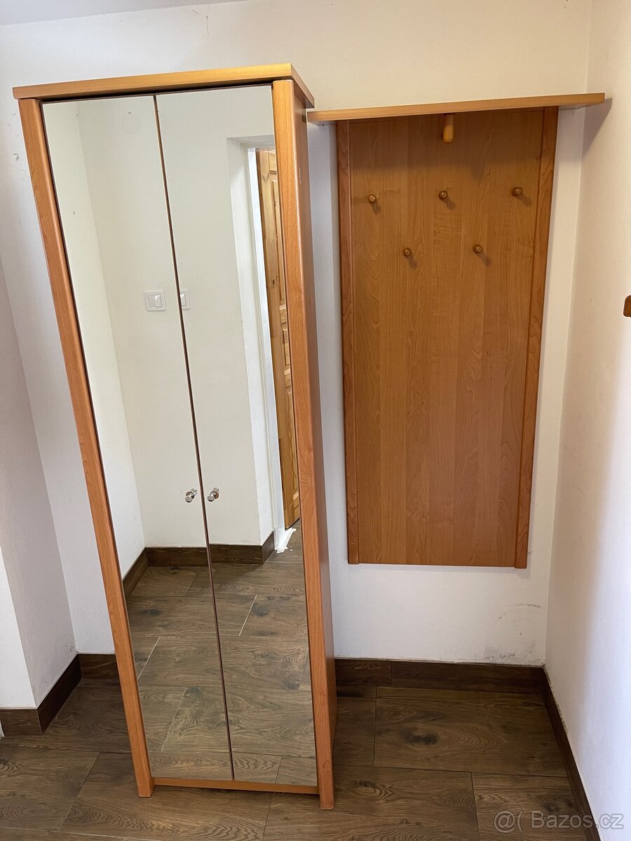 Prodám skříň se zrcadlem a věšák na bundy