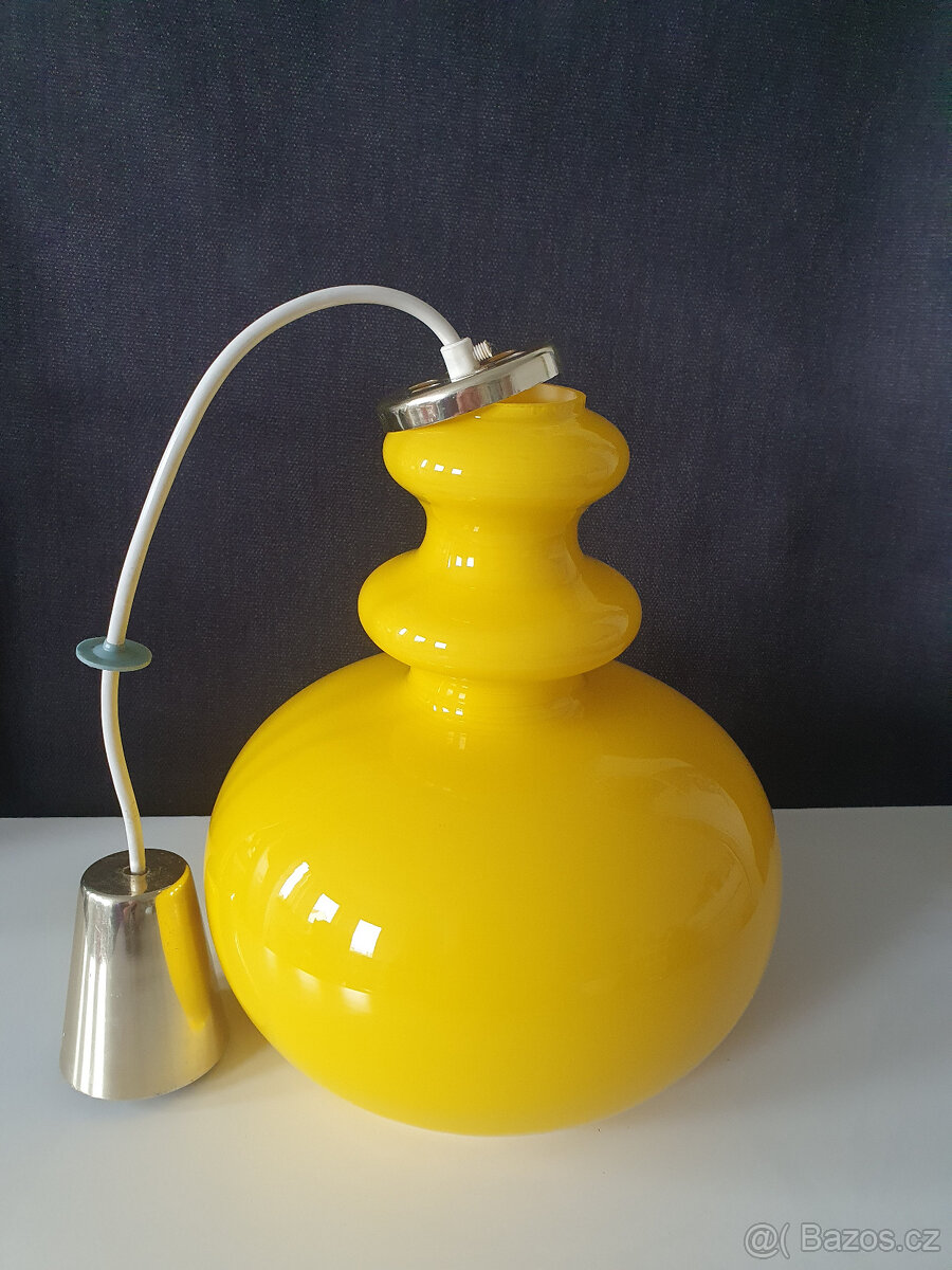 Vintage závěsný lustr ze 70. let – žluté opalinové sklo