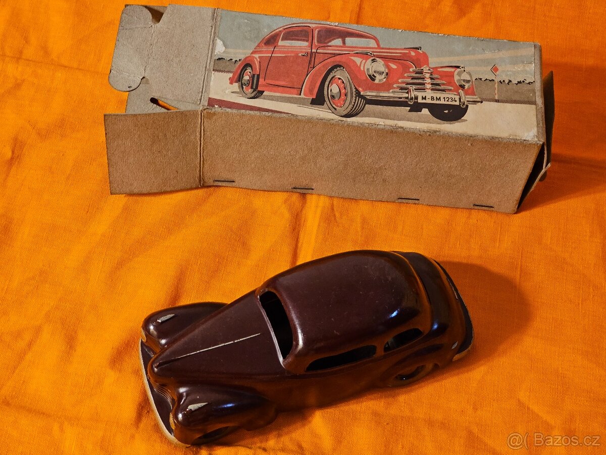 Bakelitové auto škoda Tudor 50. léta značeno Šerý, rarita
