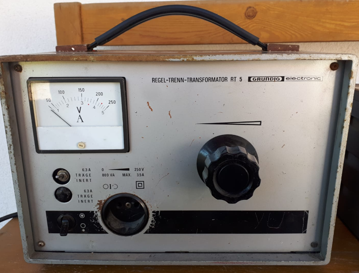 Grundig - Regulovatelný oddělovací transformátor