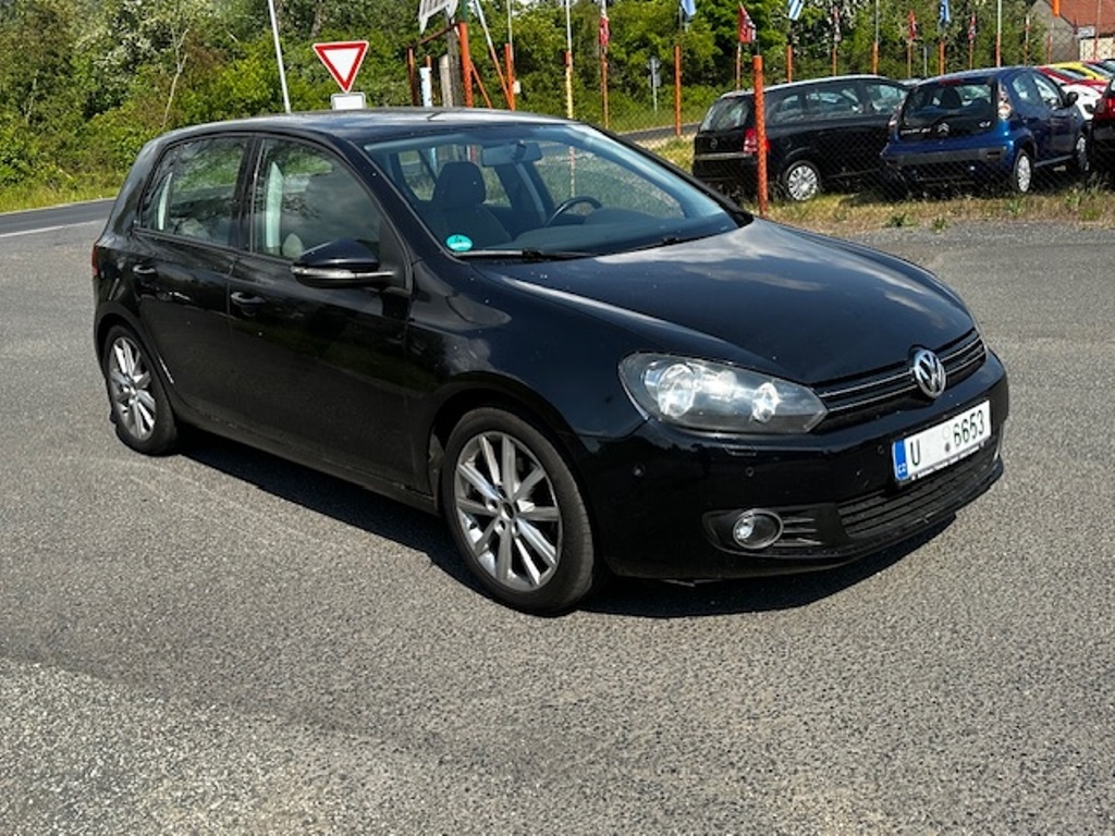 VW Golf VI 2.0TDi, r.2008, serviska, klimatizace, sada kol