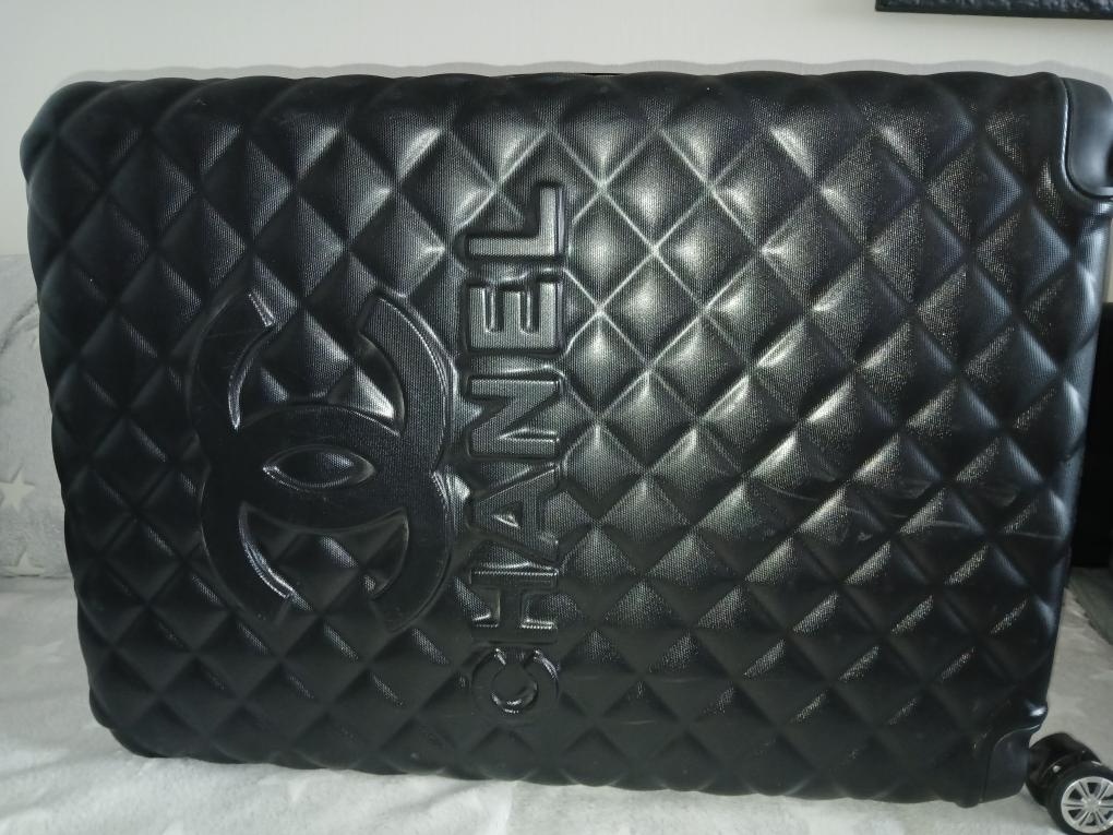 Černý skořepinový kufr Chanel