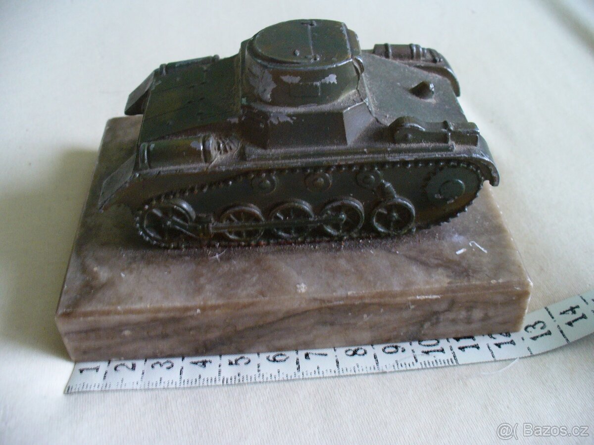 Stary kovovy model valecneho "OBRNENEHO VOZIDLA.