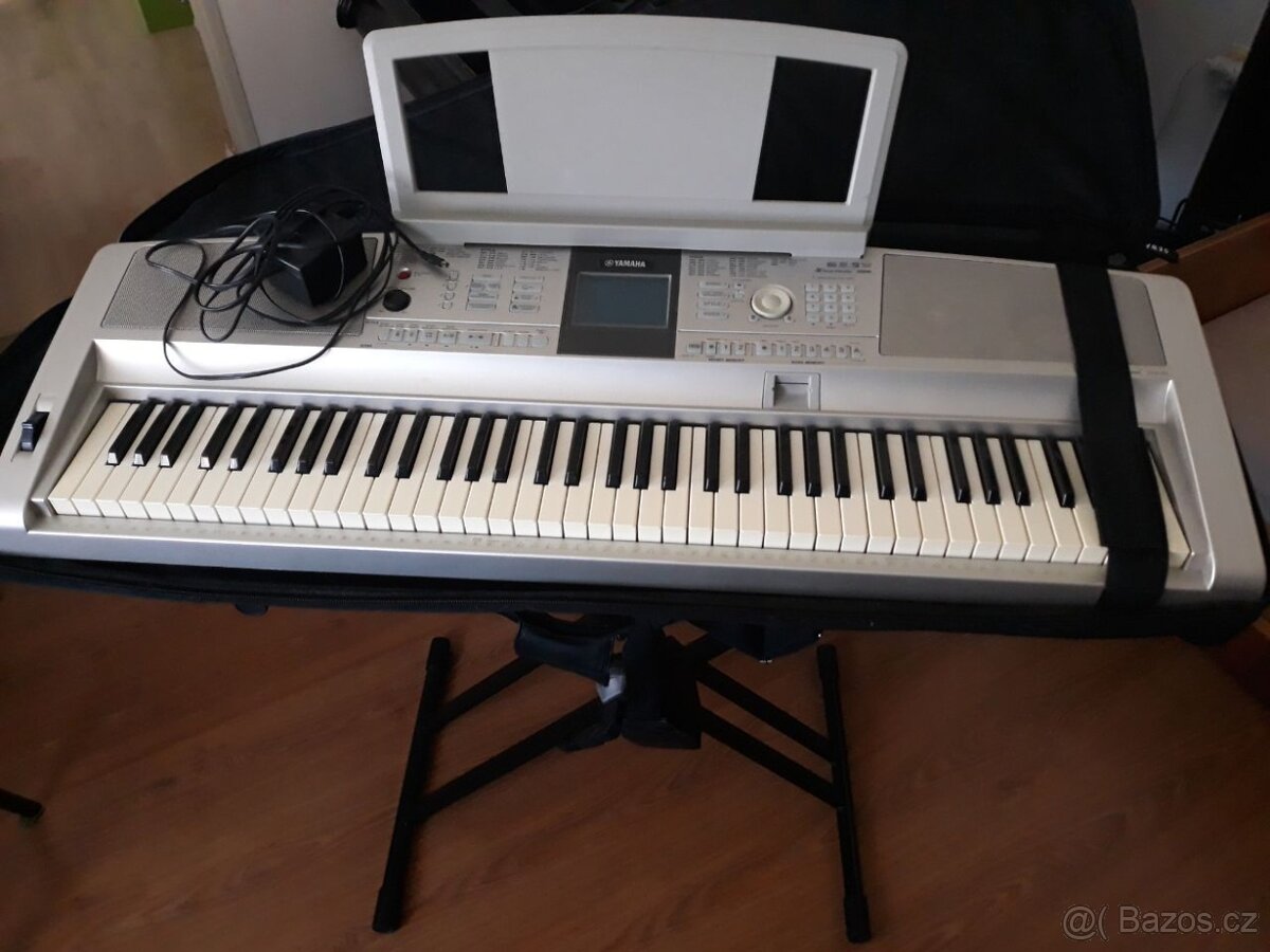 Yamaha DGX-305 portable grand