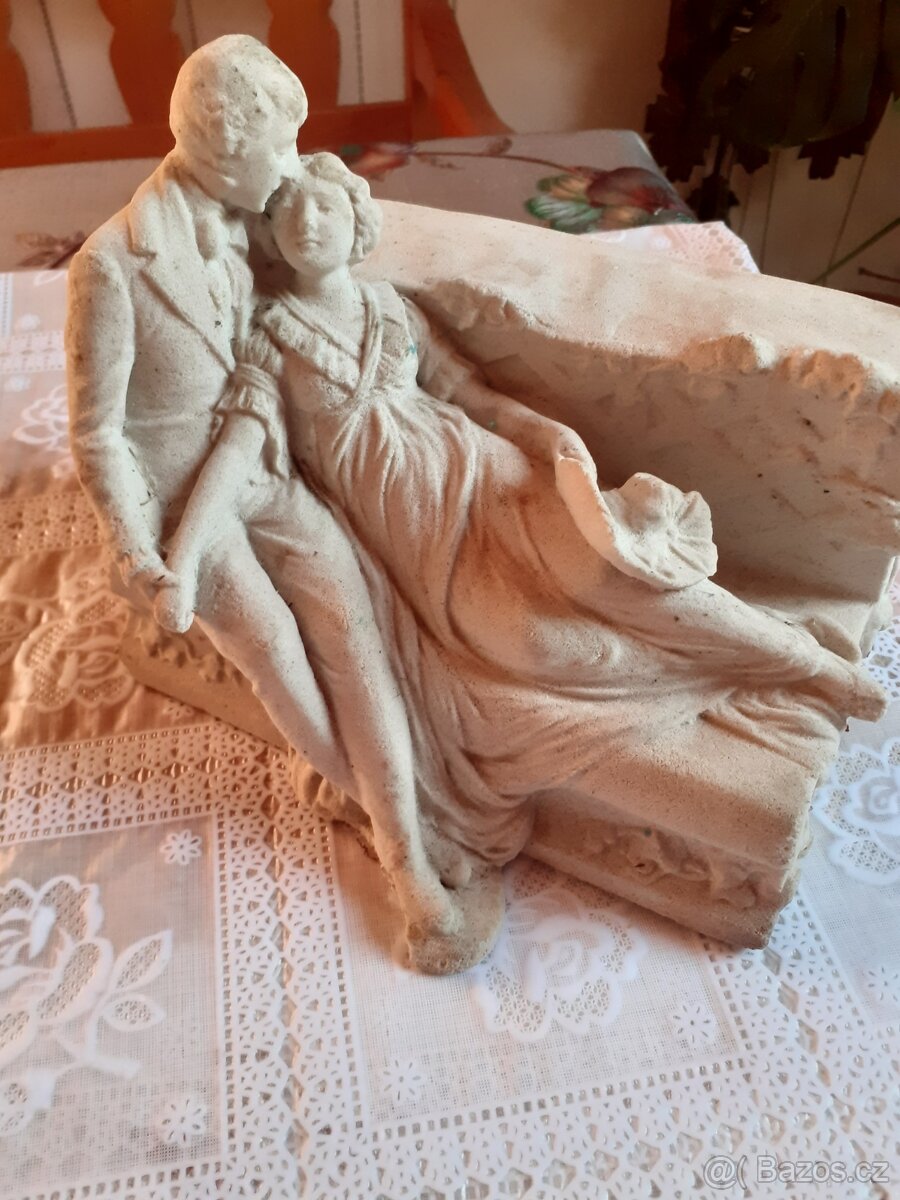 Soška milenci na lavičce, opice sedici