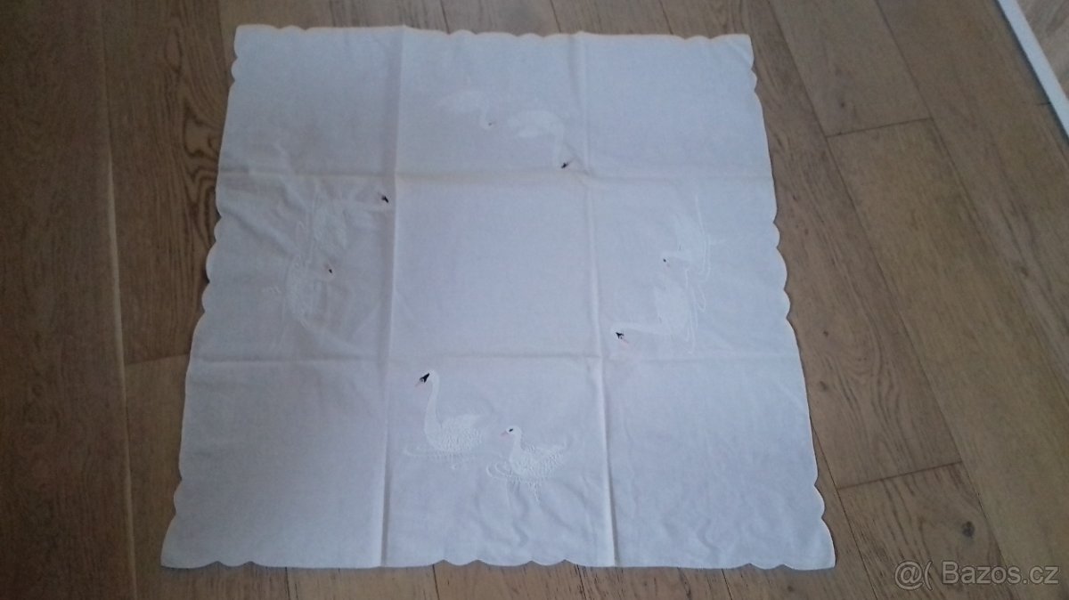 VYŠÍVANÝ UBRUS - LABUTĚ