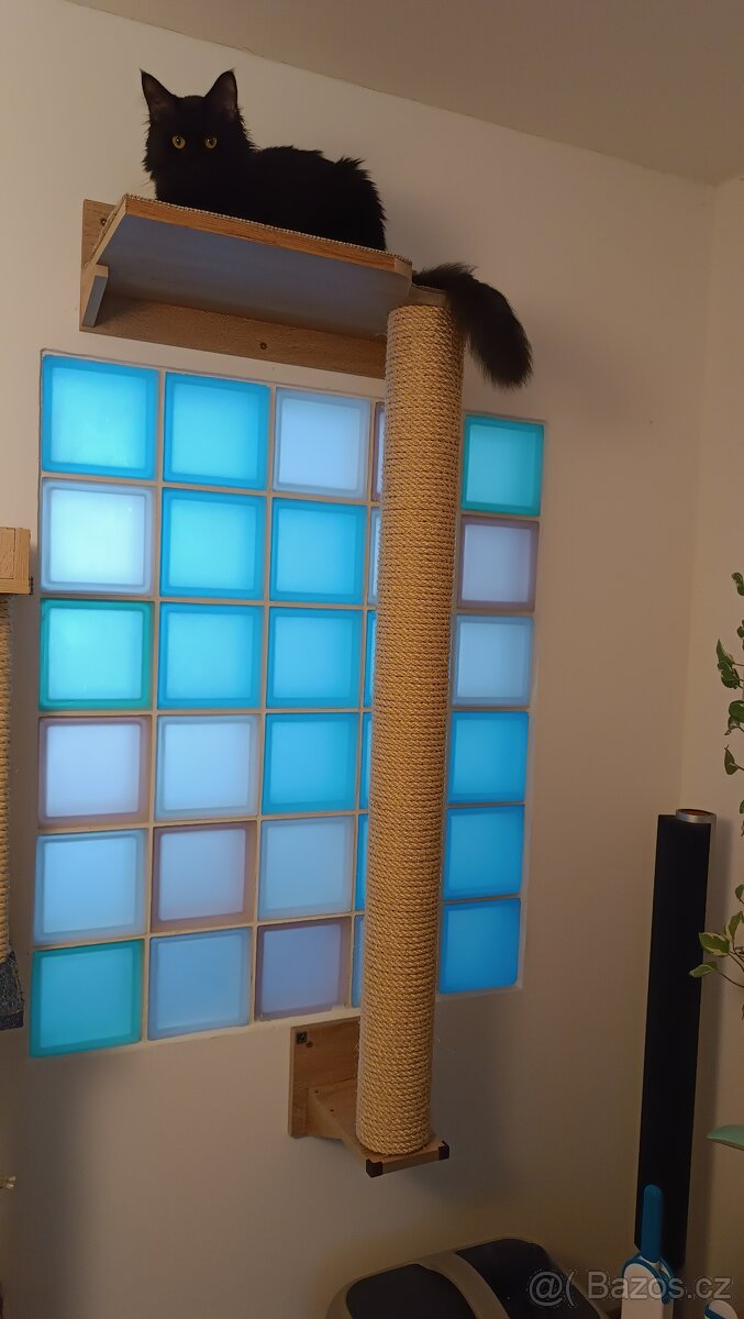 Škrábadlo pro kočky s policí