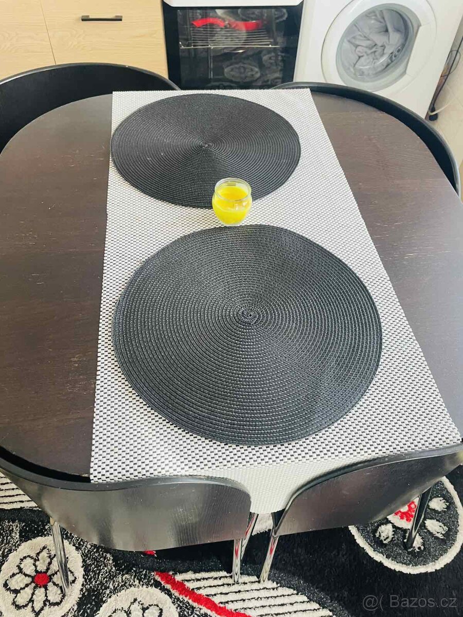 Jídelní stůl +komoda