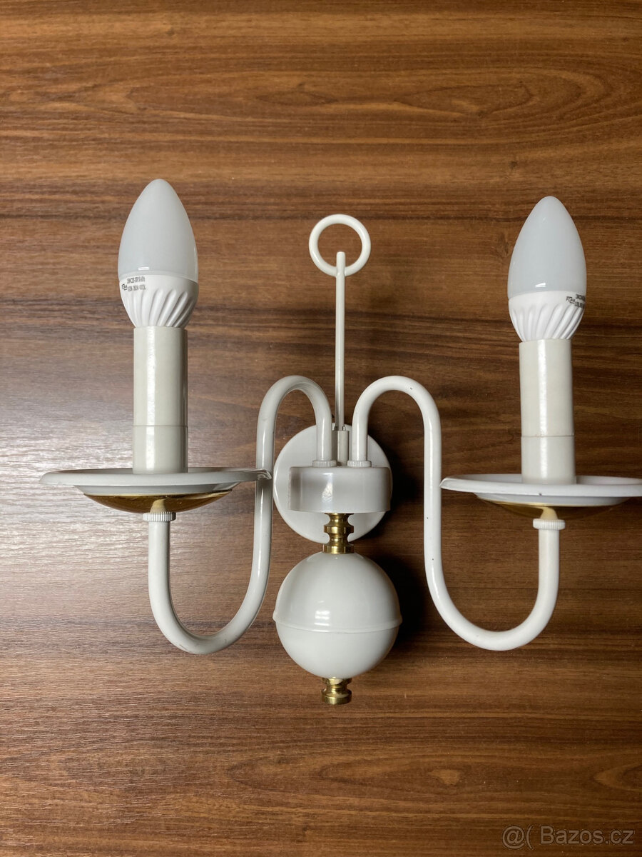 Nástěnný lustr s LED žárovkama celokovový bílý