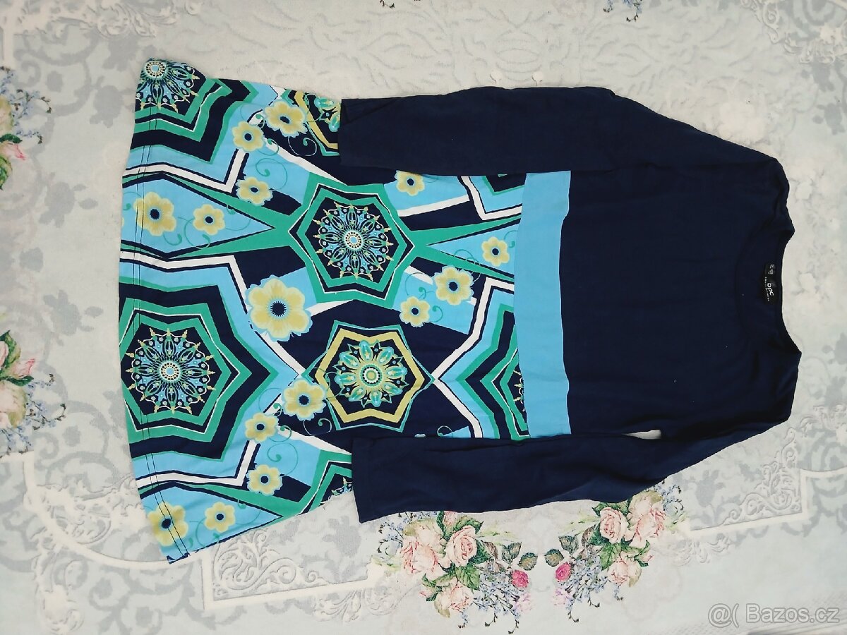 Hezké dívčí šaty