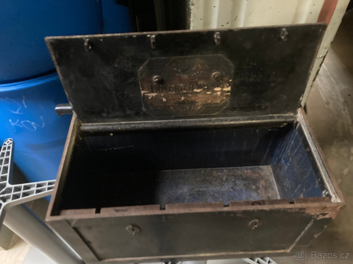 Truhla kovová starožitná, trezor, pokladna 10.000 kč