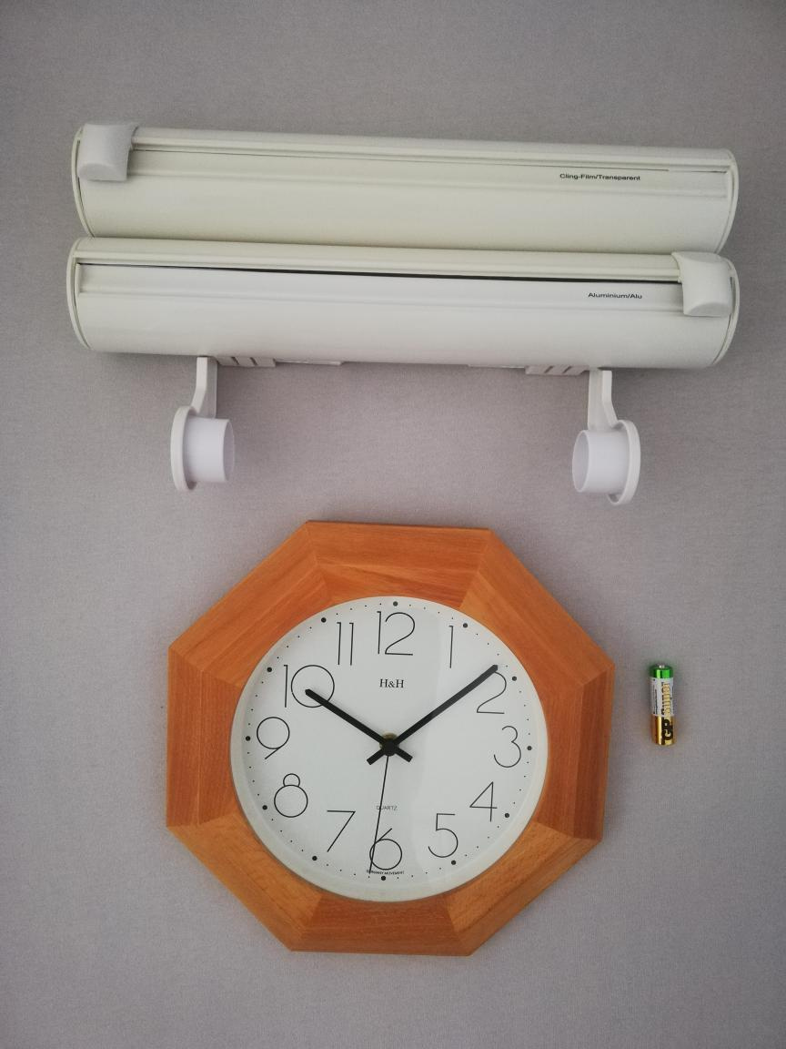 Prodám hodiny, držák na kuchyňské utěrky.