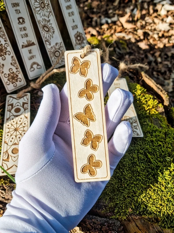 Dřevěná záložka do knihy s originálním designem V7