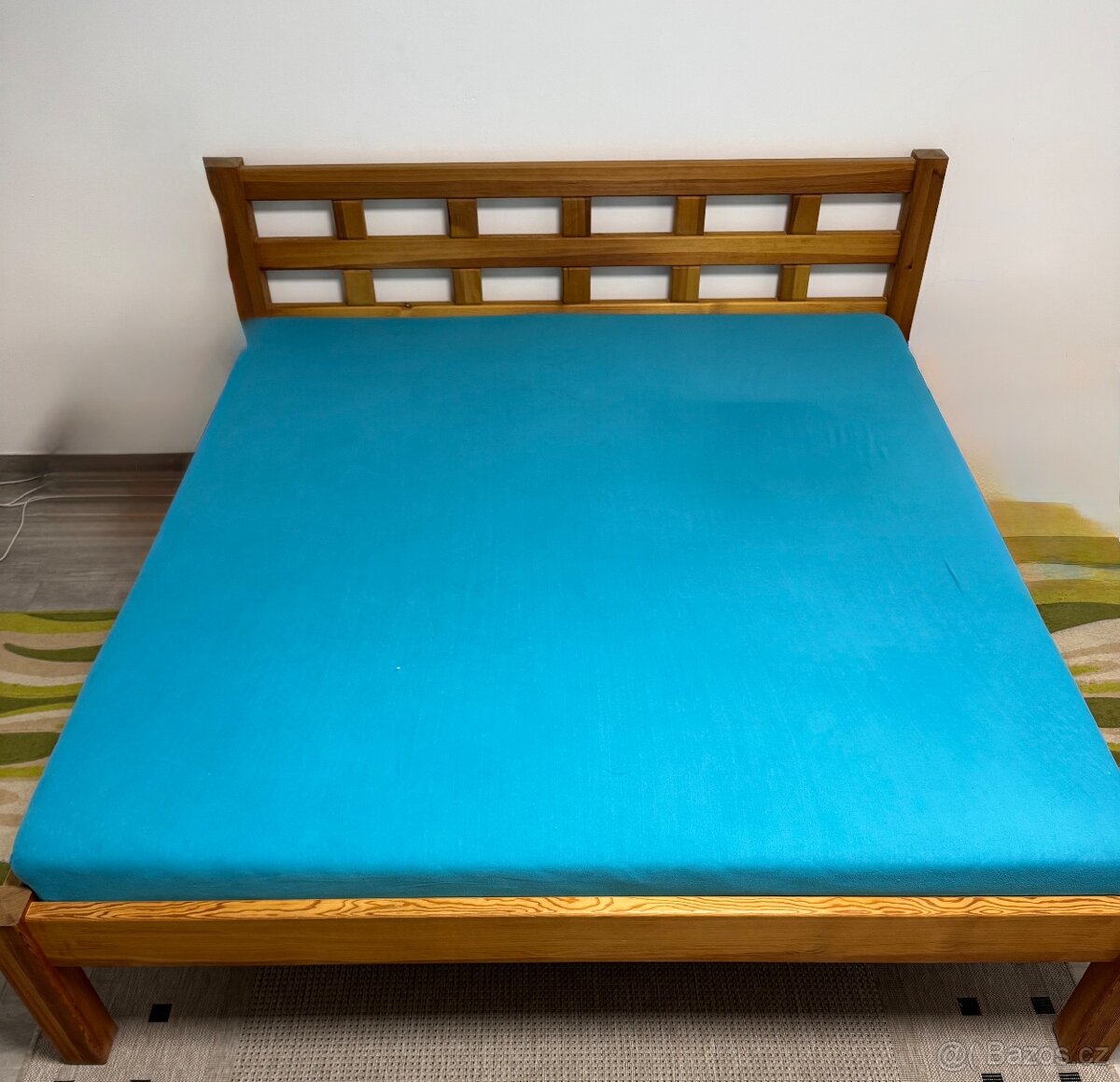 Masivní manželská postel 180×200 cm s roštem – výborný stav