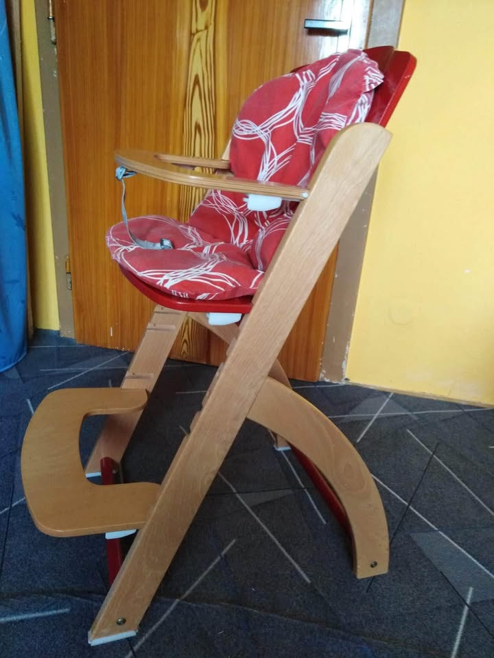 Polohovatelná jídelní židlička zn. Pali