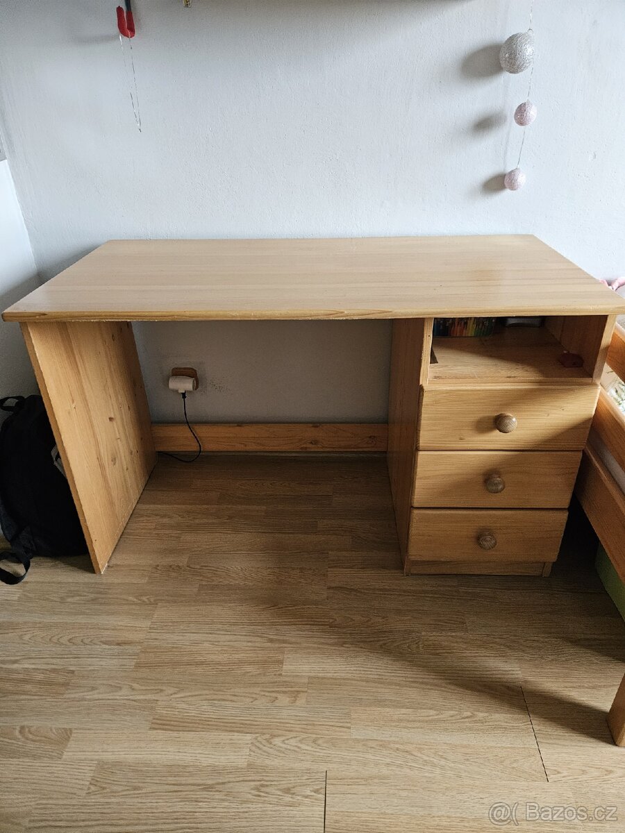 Psací stůl - daruji za odvoz.