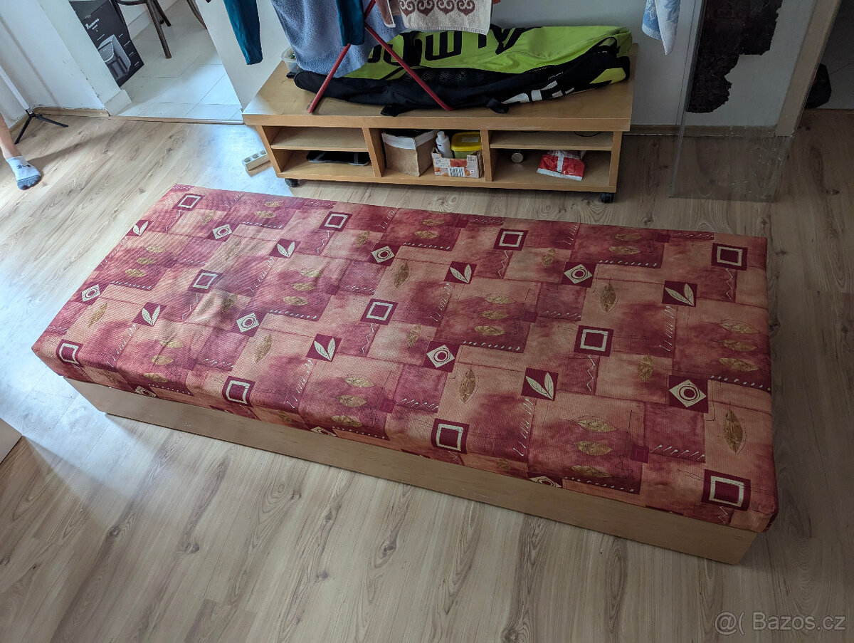 Postel s úložným prostorem