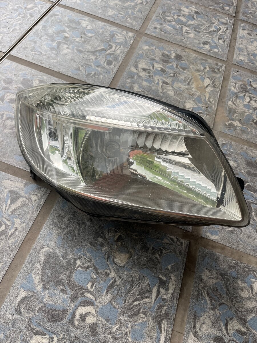 Škoda fabia pravé přední světlo