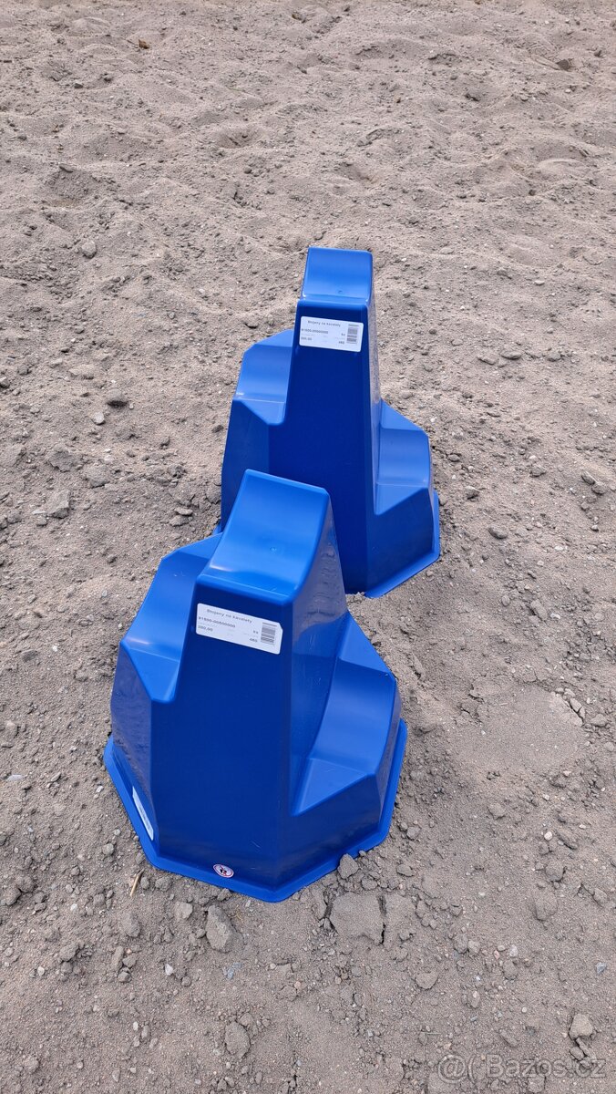 Nove stojany na kavalety