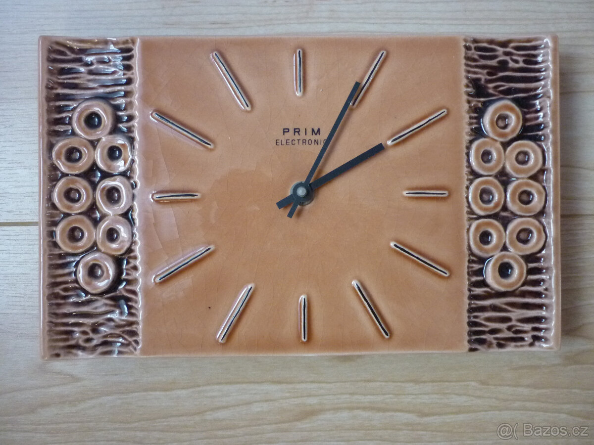 retro nástěnné hodiny