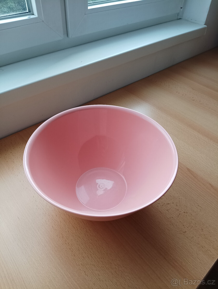 Růžová plastová mísa ze zdravotně nezávadného plastu