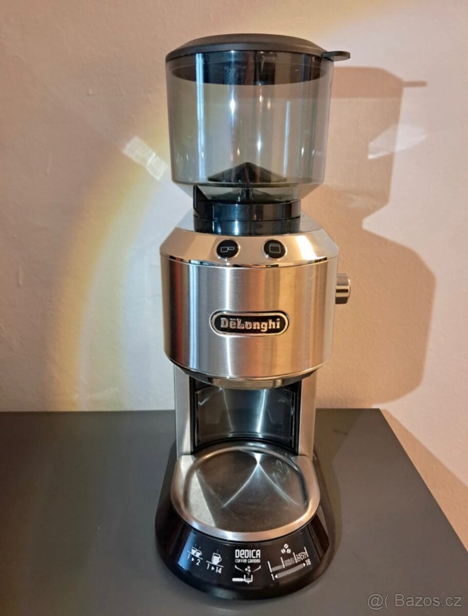 Mlýnek na kávu Delonghi KG520M