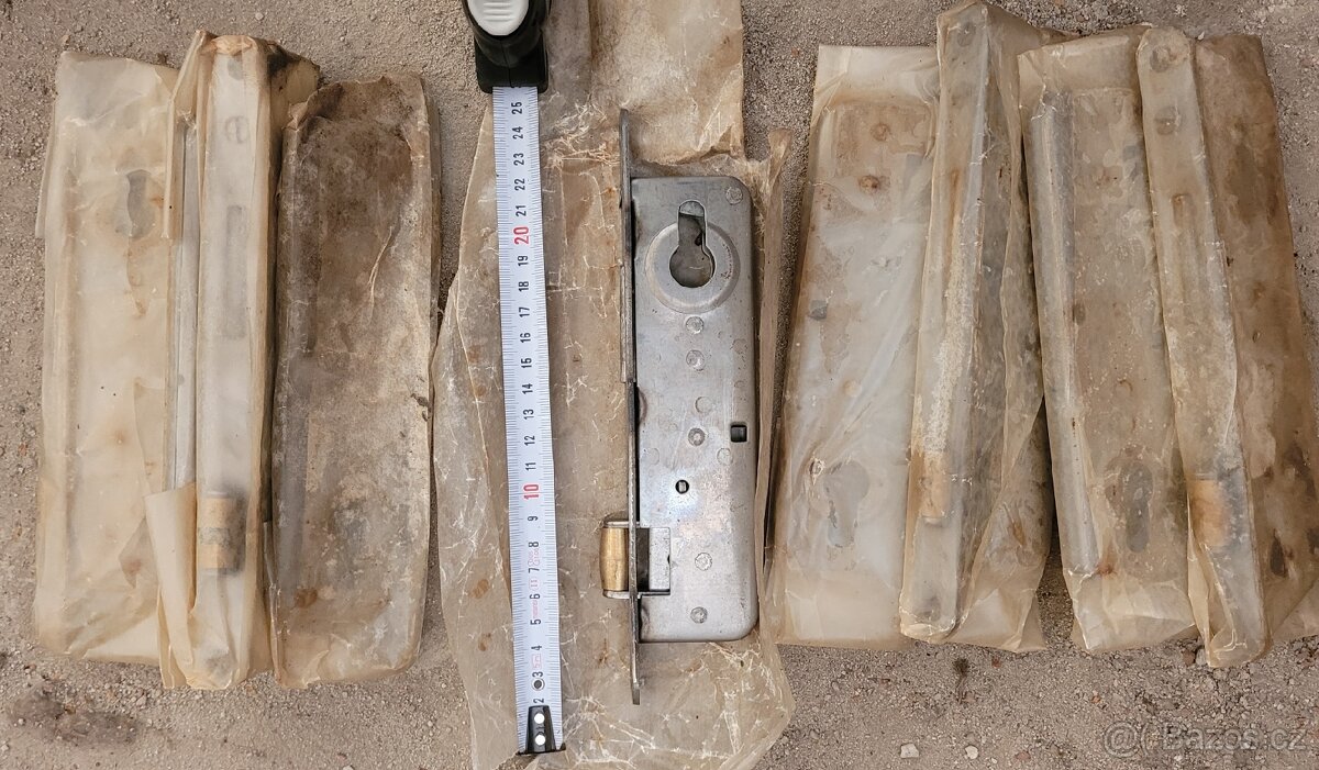 Válečkový zadlabací zámek