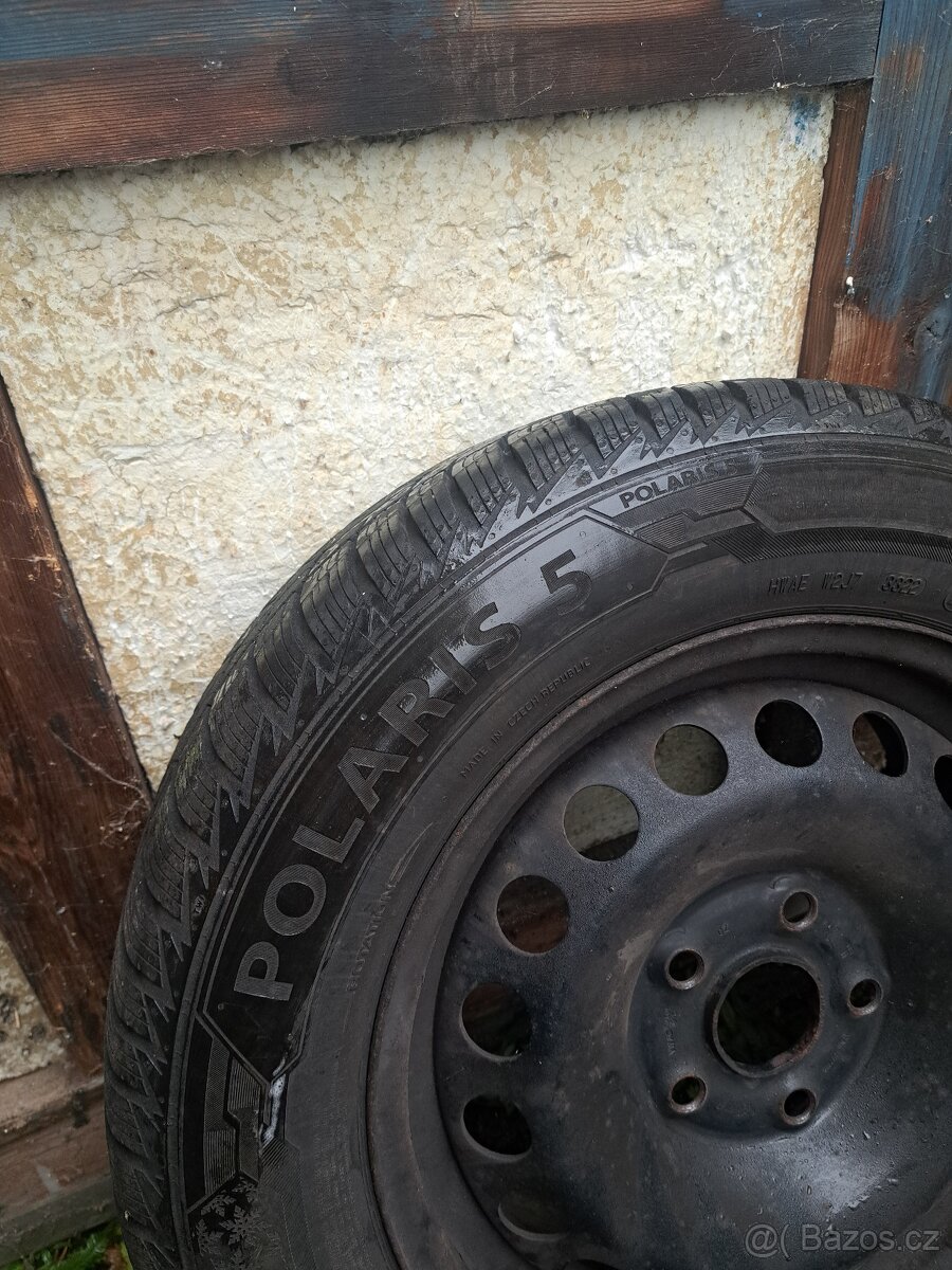 Zimni pneu s plechacema