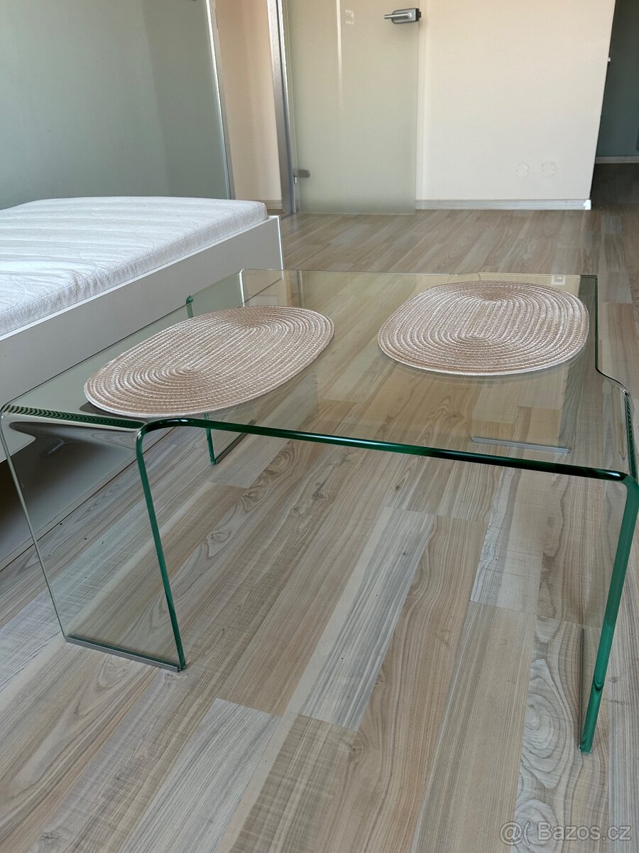 konferenční stolek