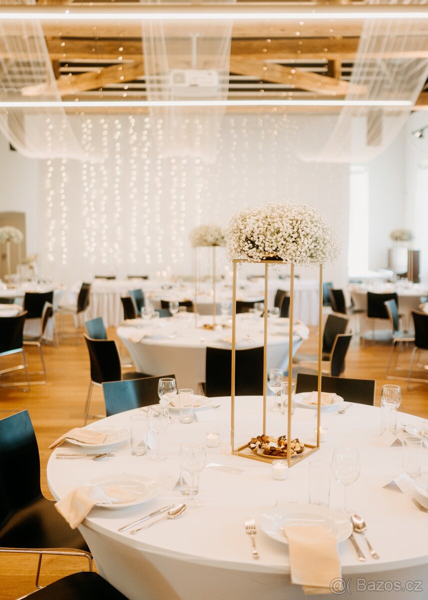 Zlaté stojany na květiny - svatební dekorace