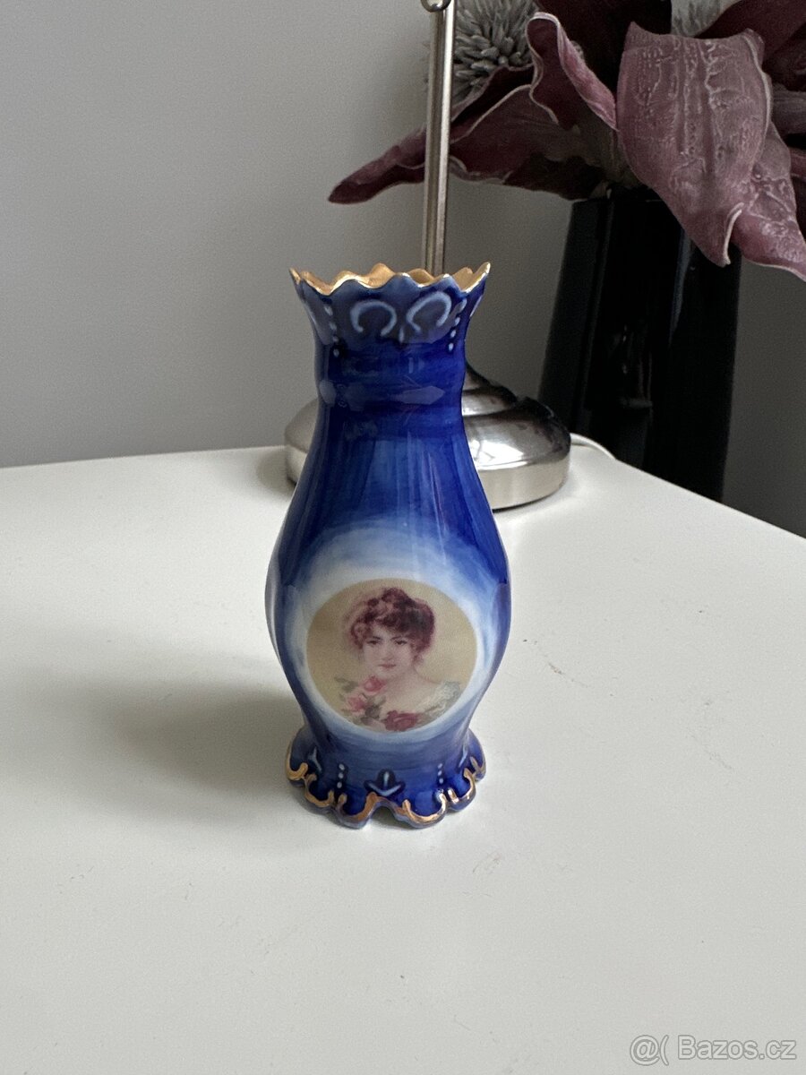 Malá porcelánová váza