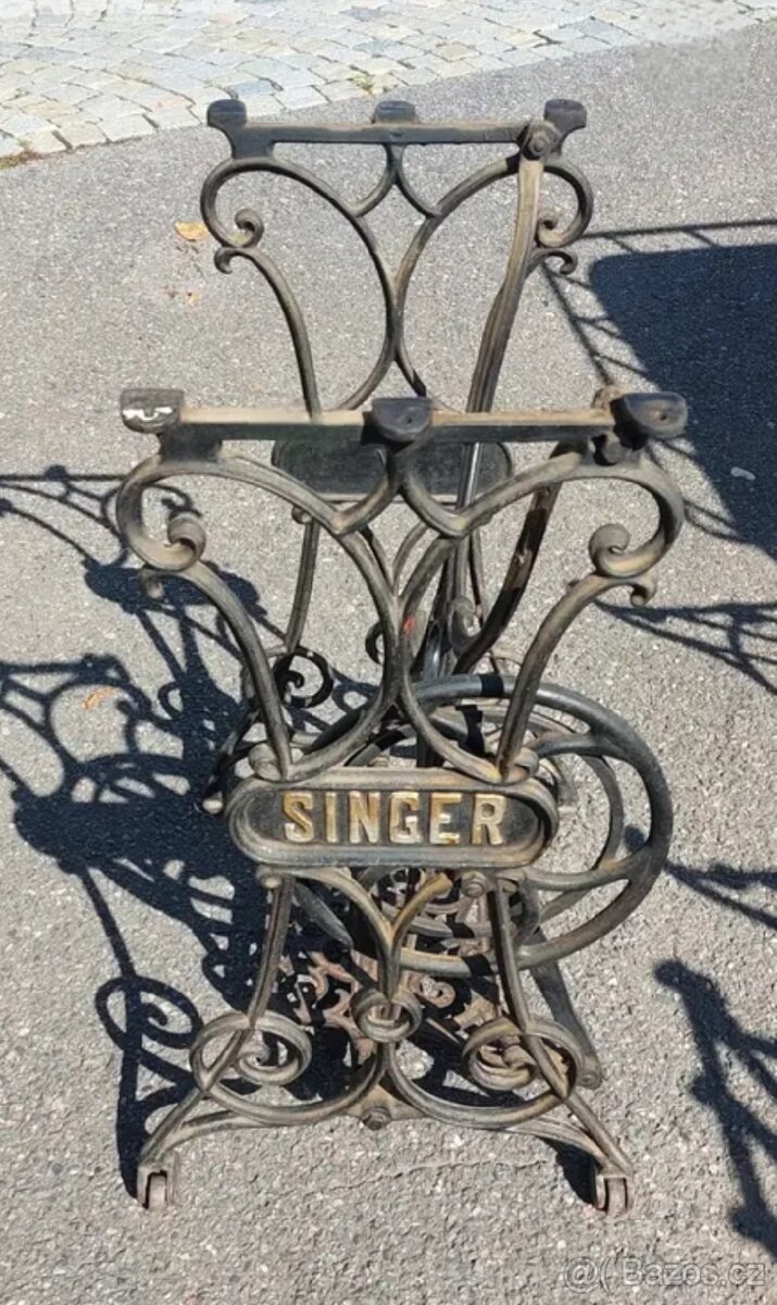 Podstavec pod šicí stroj zn. Singer