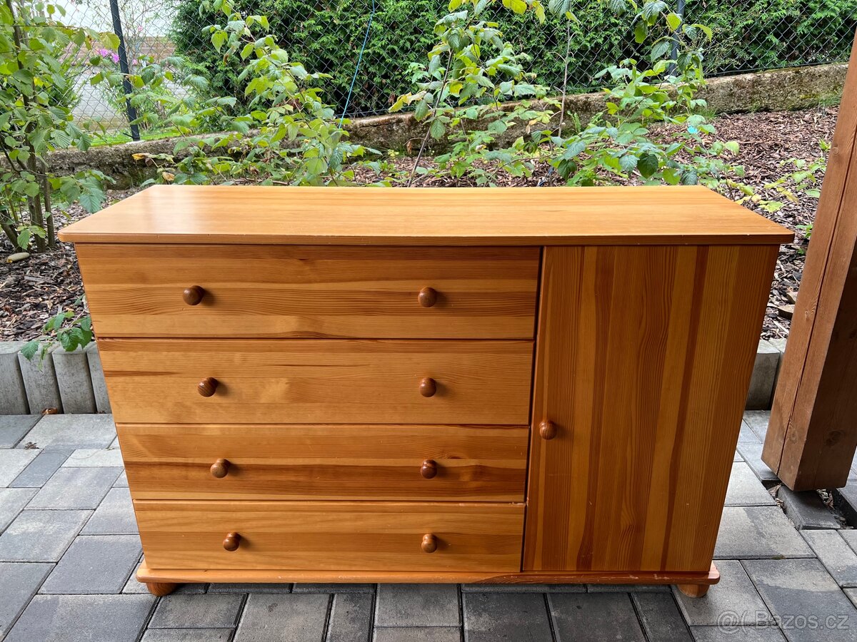 Masivní dřevěná komoda Idea