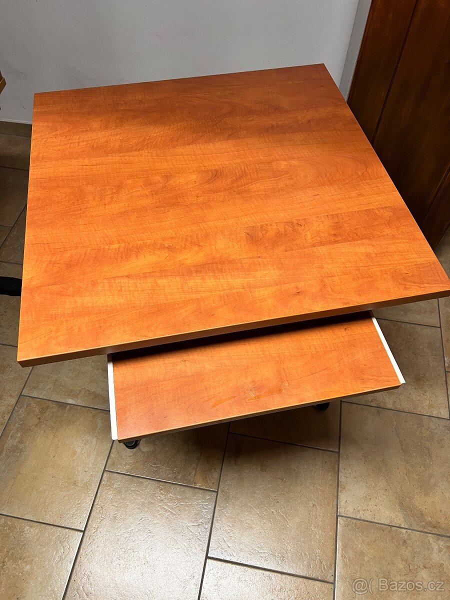 Kancelářský stůl