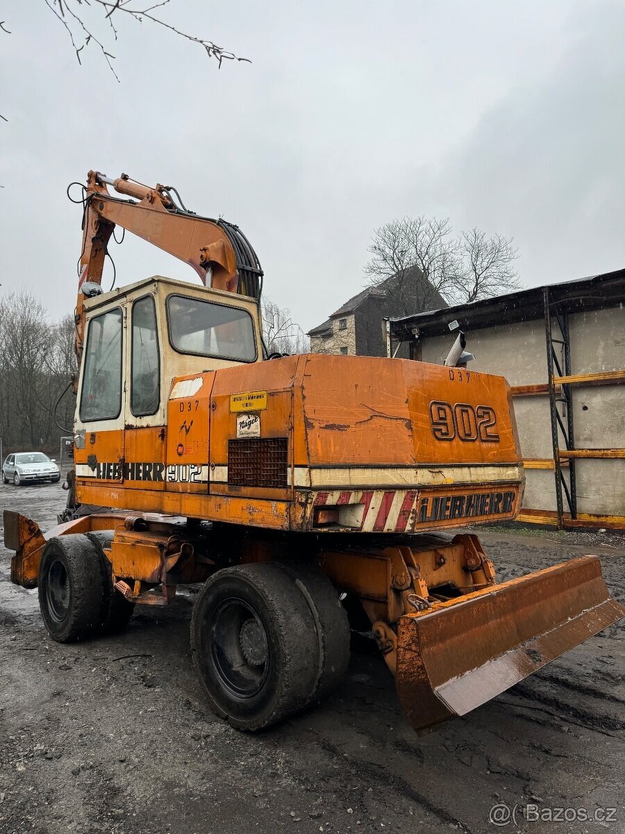 Kolový bagr Liebherr 902