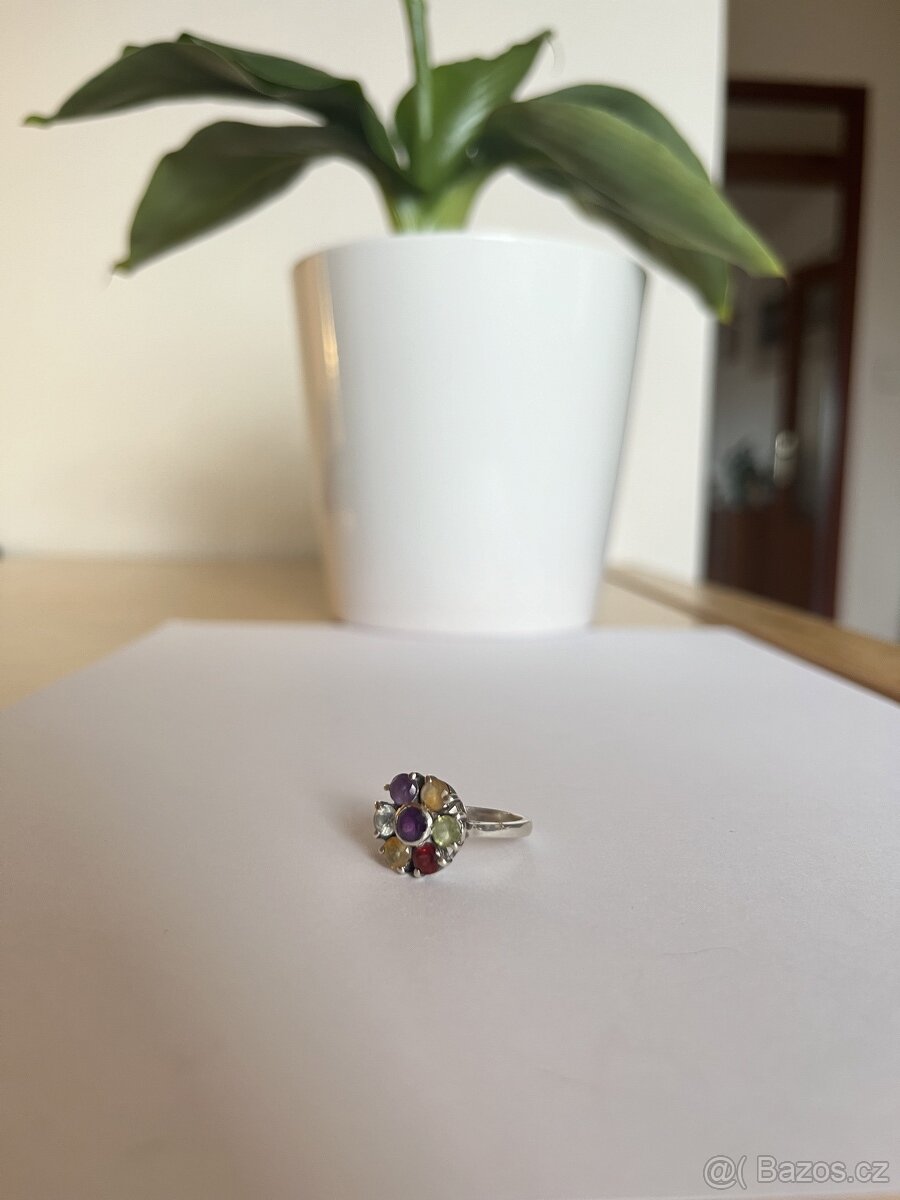 stříbrný prsten s barevnými kameny - květina