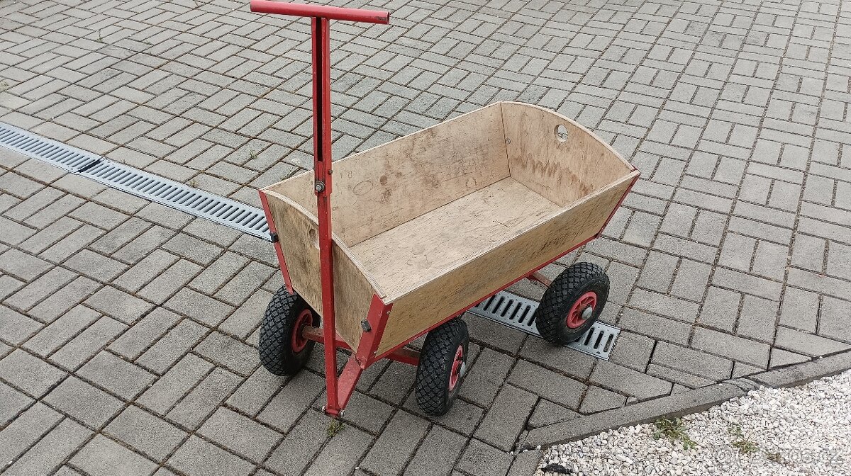 Zahradní vozík, dřevěný vozík.