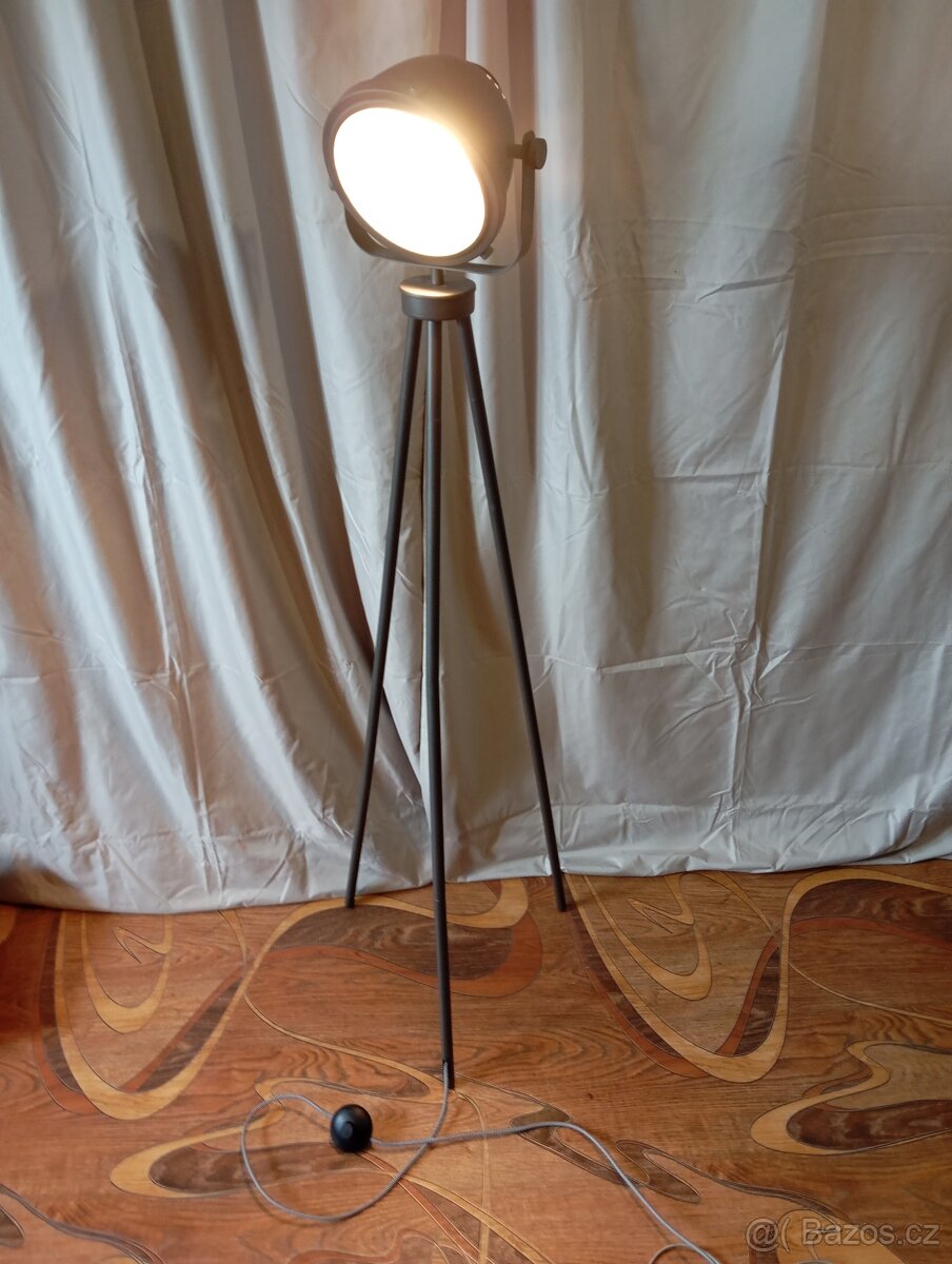 Industriální stojací lampa Kemaeur