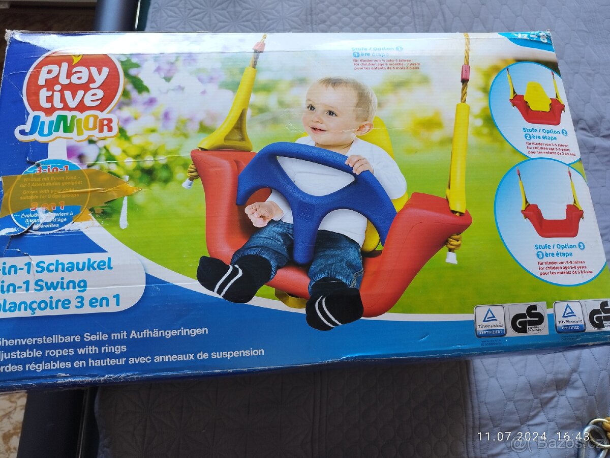 Zahradní houpačka pro děti.