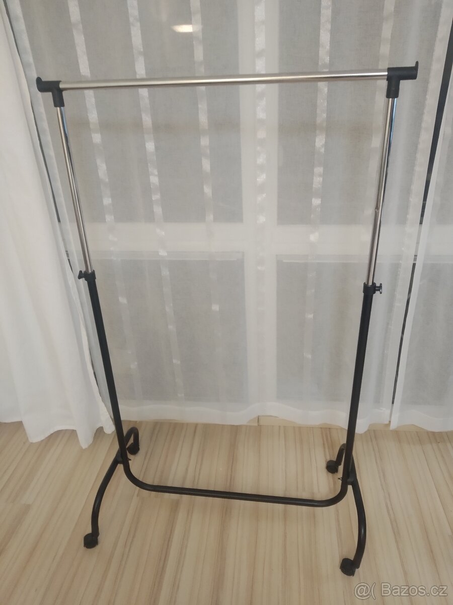 Stojan na ramínka (šaty, košile)
