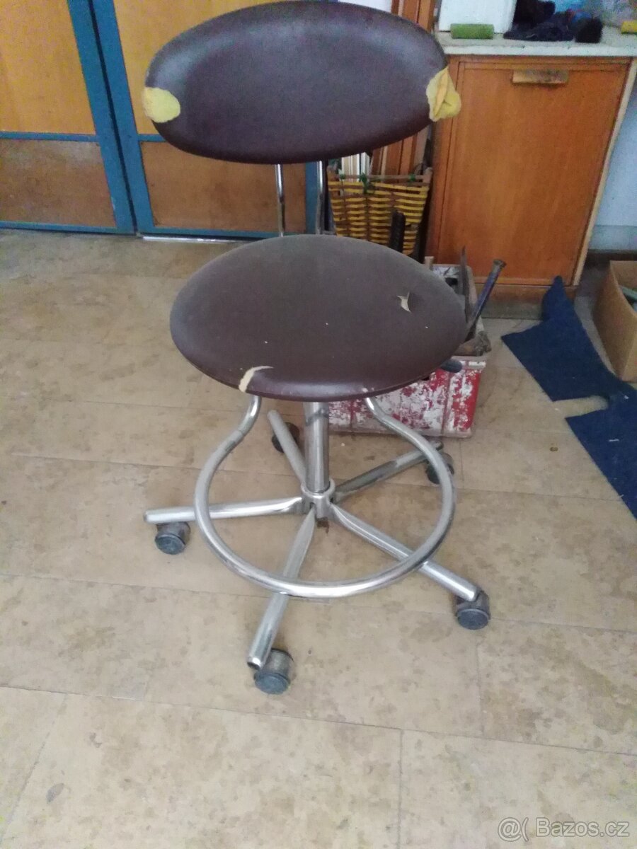 Otočná židle