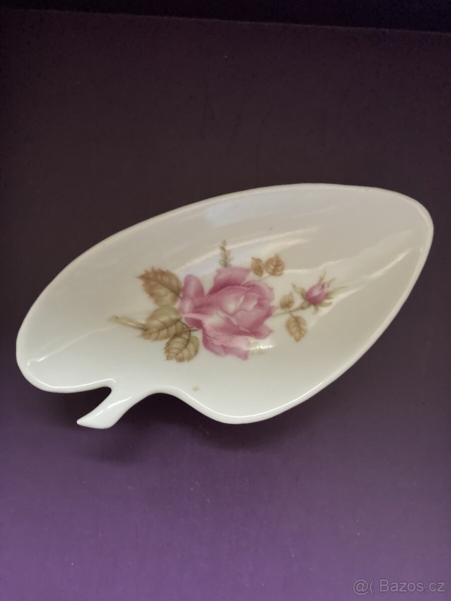 Porcelanovy znaceny odkladaci talirek
