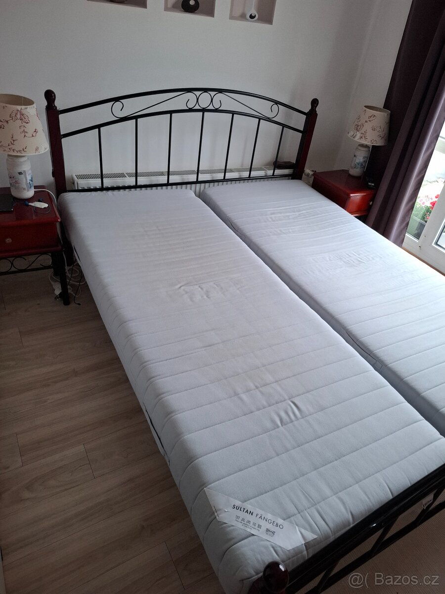 Postel,noční stolky, lamelové rošty