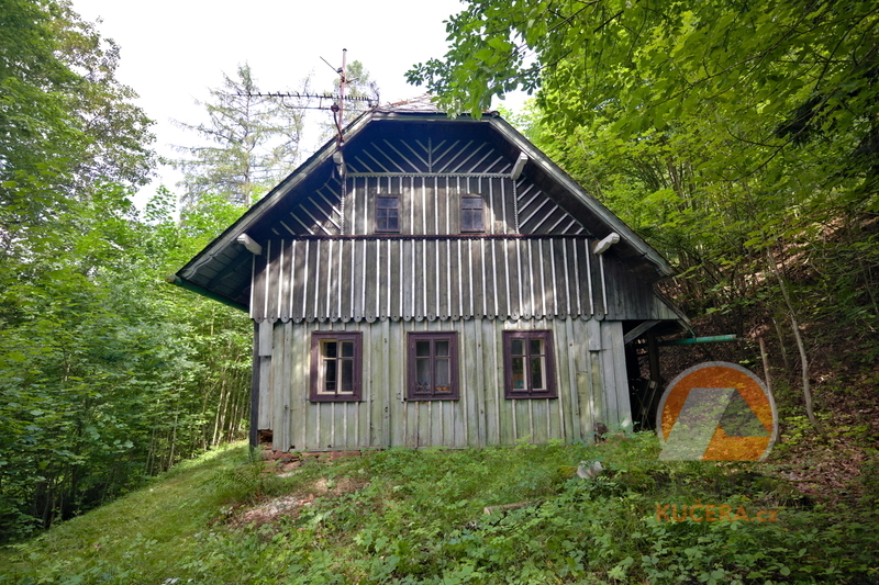 Roubená zemedělská usedlost s 3 Ha pozemků