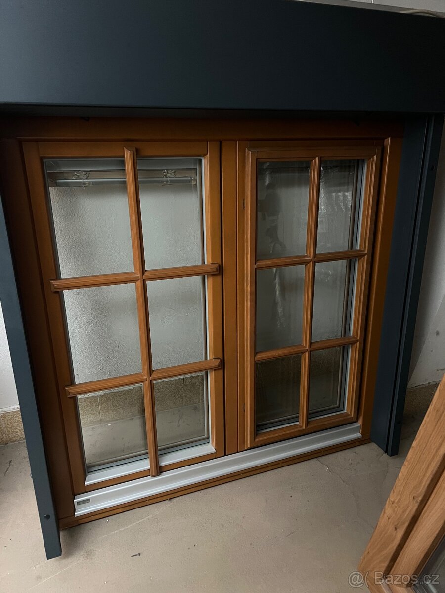 Dřevěné dvoukřídlé okno + žaluzie