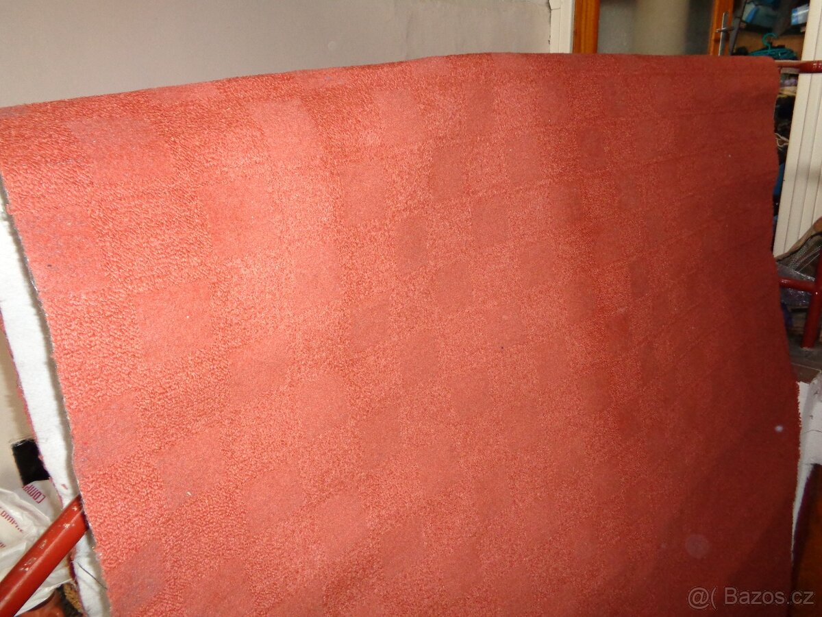 Koberec s filcem v rozměru 3,7 x 1,7 metru