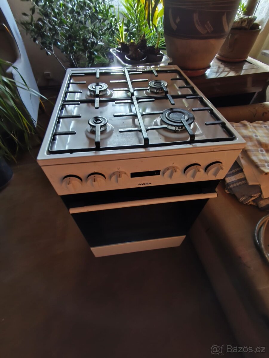 Kombinovaný sporák na zemní plyn a el. trouba