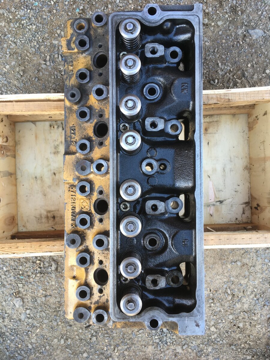 Hlava motoru Caterpillar-Perkins