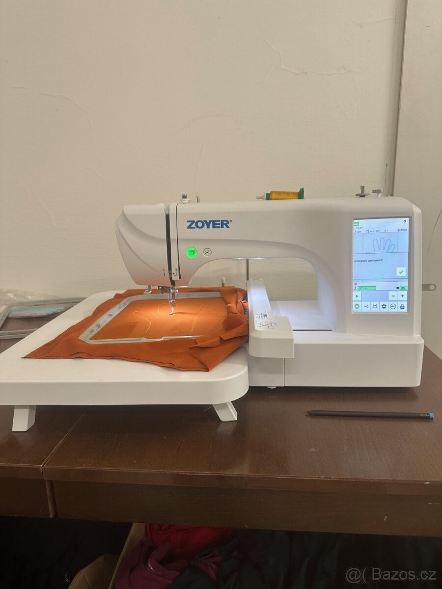 Profesionální vyšívací stroj
