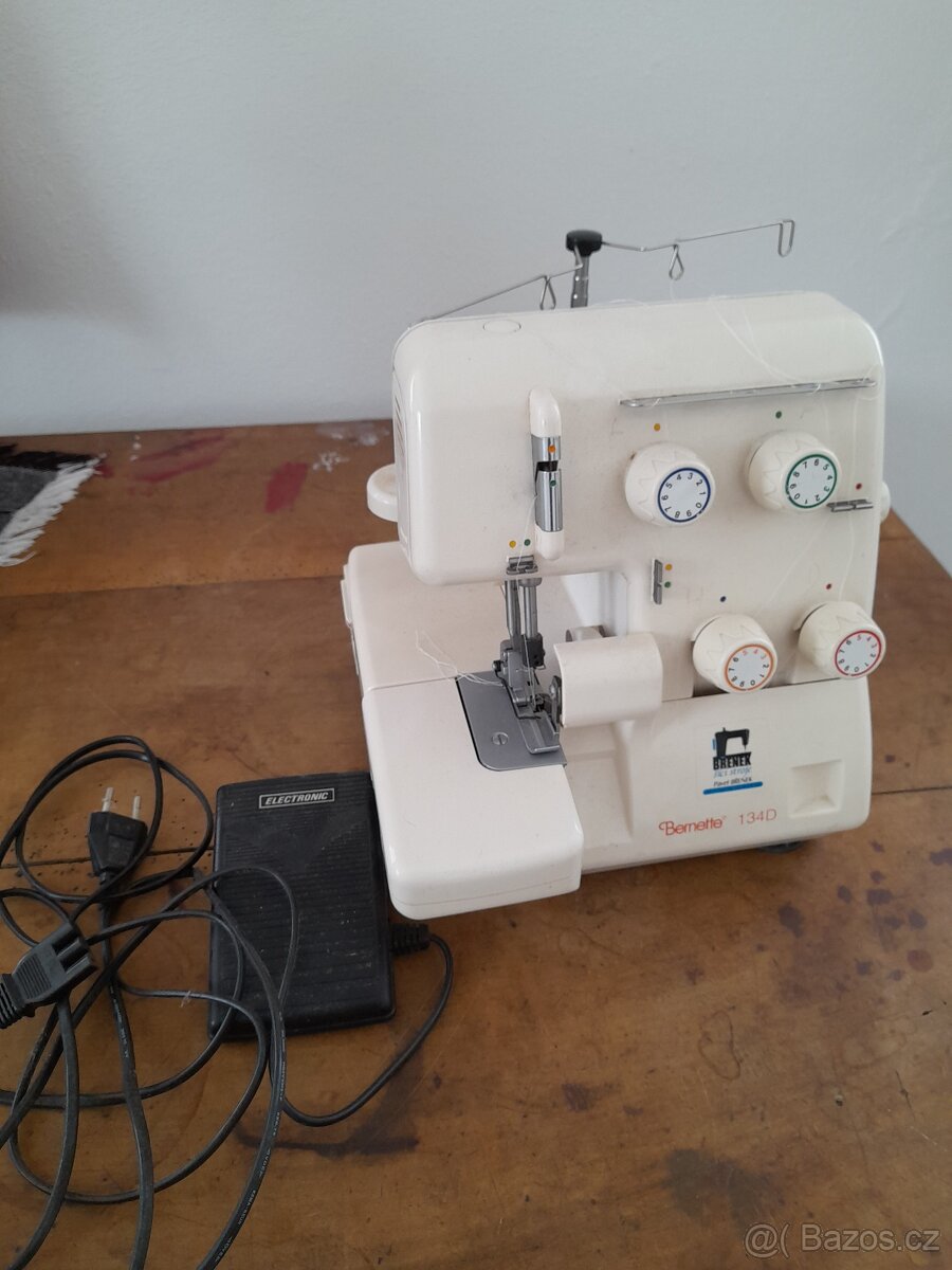 Obnitkovací šicí stroj